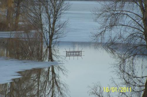 Jezero-pohled z&nbsp;pláže na&nbsp;můstek vedoucí na&nbsp;poloostrov, 16.1.2011, 729&nbsp;cm v&nbsp;Ústí nad&nbsp;Labem